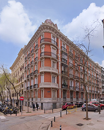 Restauración de la fachada de Juan de Mena 19 en Madrid, España