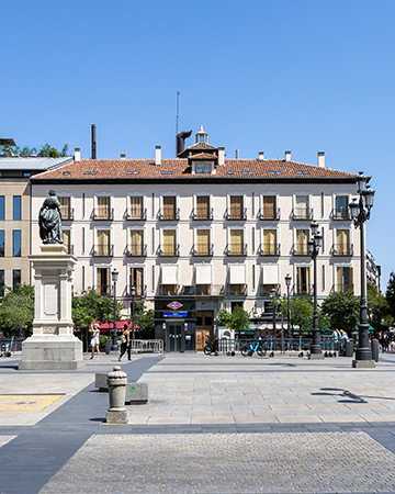Restauración de la fachada de Plaza de Isabel II 8 en Madrid, España
