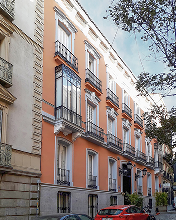 Restauración de la fachada de Campomanes 3 en Madrid, España