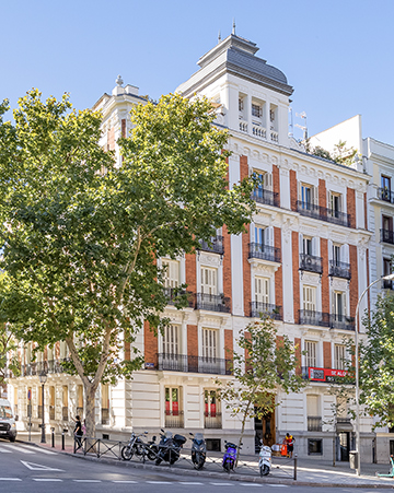 Restauración de la fachada del Antonio Maura 12 en Madrid, España